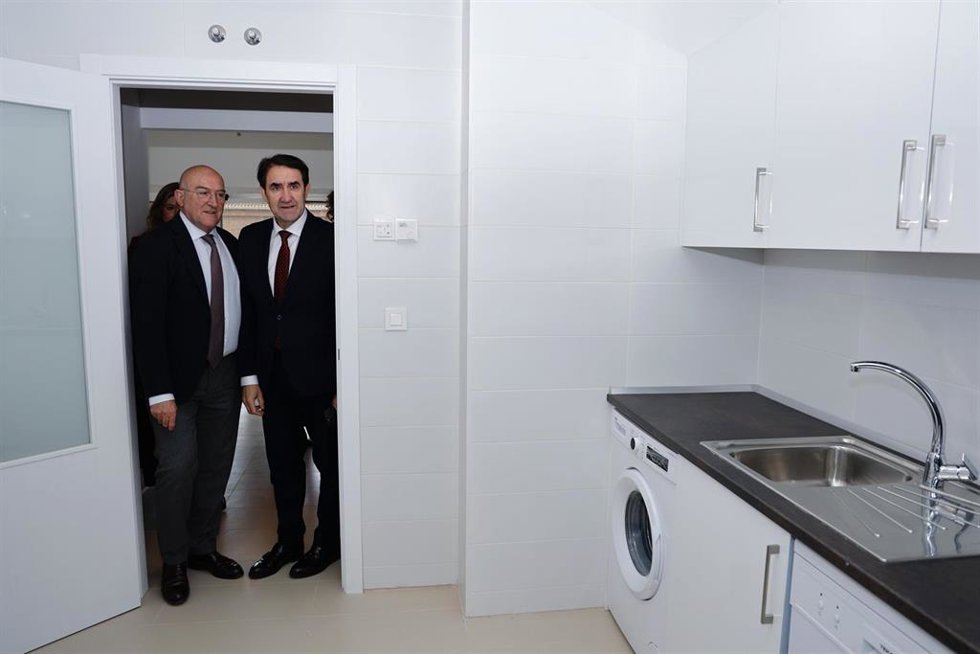 El alcalde de Valladolid, Jesús Julio Carnero (izquierda), junto al consejero de Medio Ambiente, Vivienda y Ordenación del Territorio, Juan Carlos Suárez-Quiñones, visitan una de las viviendas de Puente Colgante.