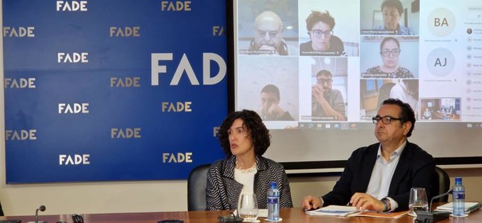 En la imagen, Sara Menéndez, presidenta de la Unión de Comerciantes de Asturias y Julio Zapico, director general de Comercio, en la sede de la patronal Fade.