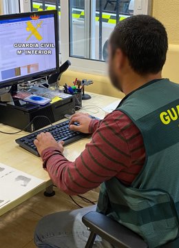 Archivo - Un agente de la Guardia Civil, en una imagen de archivo