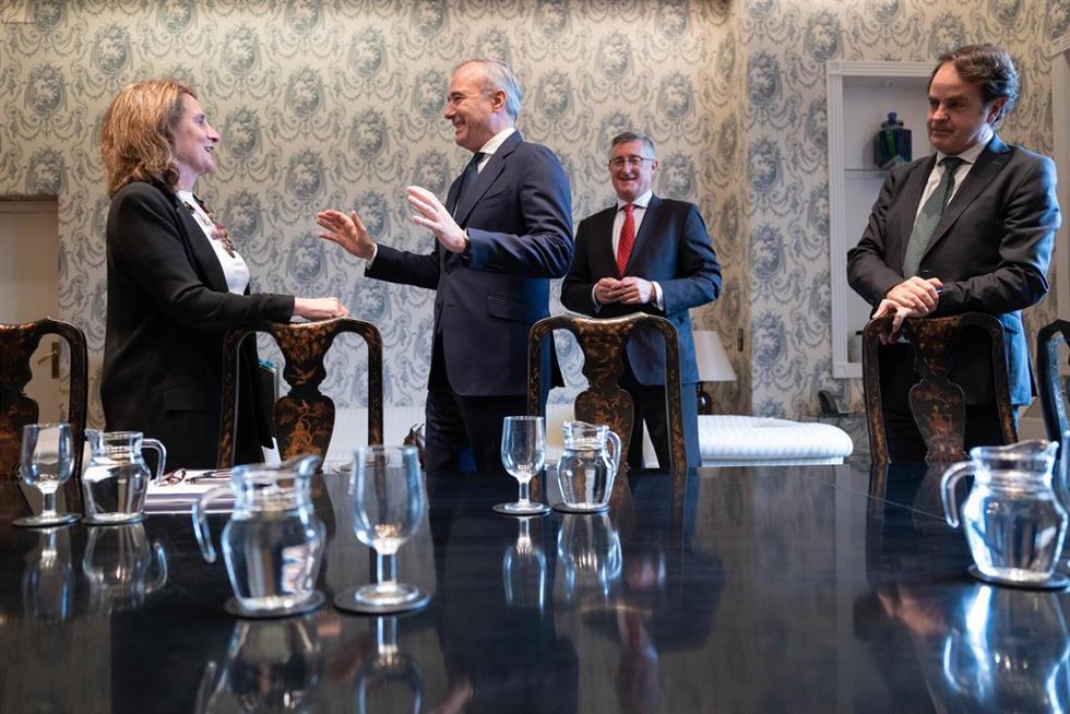 La ministra para la Transición Ecológica y Reto Demográfico, Teresa Ribera, recibe al presidente del Gobierno de Aragón, Jorge Azcón.