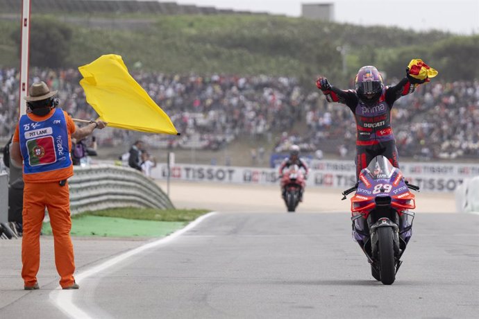 Jorge Martín celebrant una victòria a Portimao (Portugal) en una cursa de MotoGP