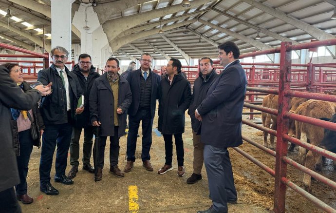 Visita del consejero de Agricultura, Ganadería y Desarrollo Rural, Gerardo Dueñas, al Mercado de Ganados de Salamanca