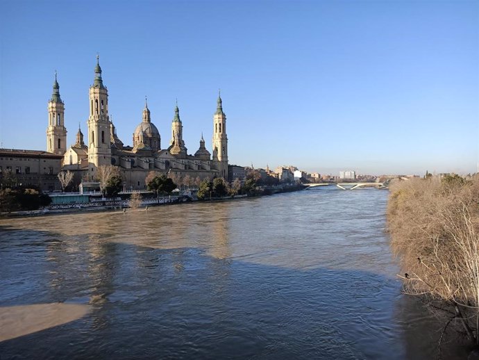 Archivo - El río Ebro a su paso por Zaragoza.
