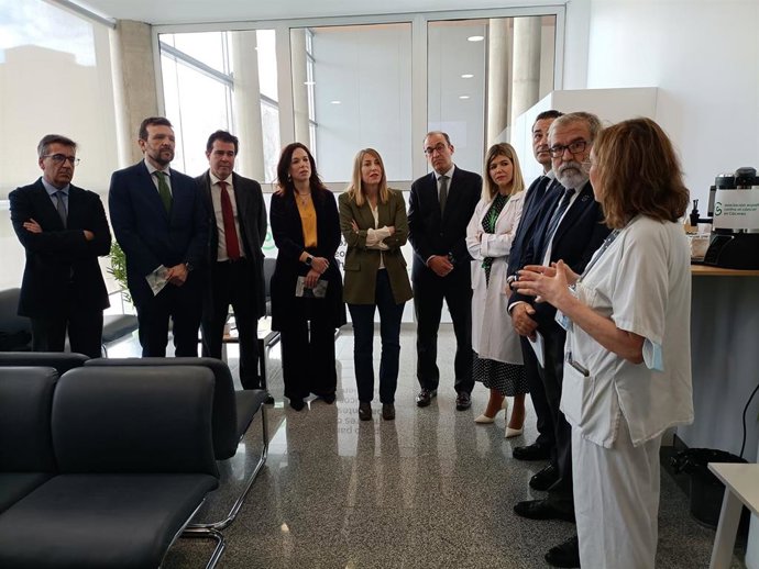 La presidenta de la Junta de Extremadura, María Guardiola, visita la sala de espera para familiares de pacientes oncológicos en el HSPA de Cáceres