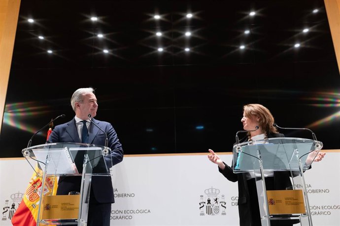 El presidente del Gobierno de Aragón, Jorge Azcón, y la vicepresidenta tercera y ministra para la Transición Ecológica y Reto Demográfico, Teresa Ribera.