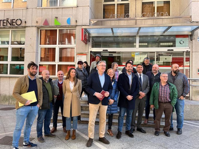El presidente del PP en Asturias, Álvaro Queipo, acompalado de la vicealcaldesa de Gijón, Ángela Pumariega, y el senador y presidente del PP gijonés, Pablo González, se reúne en el Ateneo de La Calzada con asociaciones vecinales de la zona Oeste de Gijón.