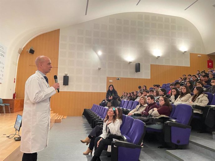 El director gerente del Hospital Reina Sofía, Francisco Triviño, en la bienvenida a los alumnos de FP que realizarán prácticas en el centro.