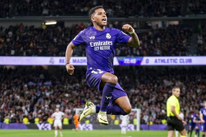 El delantero del Real Madrid Rodrygo Goes celebra un gol ante el Athletic Club en el Santiago Bernabéu de LaLiga EA Sports 2023-2024. 
