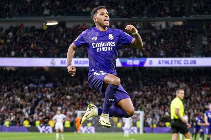 31 March 2024, Spain, Madrid: Real Madrid's Rodrygo Silva de Goes celebrates after scoring his side's first goal during the Spanish Primera Division  La Liga soccer match between Real Madrid and Athletic Bilbao at Santiago Bernabeu stadium. Photo: Alber