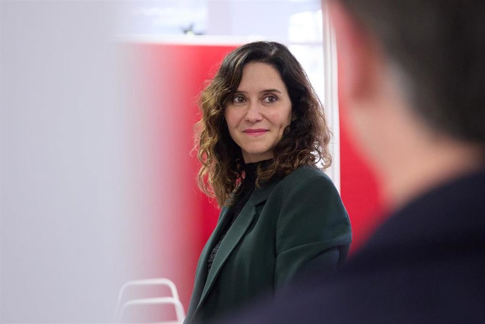 La presidenta de la Comunidad de Madrid, Isabel Díaz Ayuso,  durante su visita a las nuevas instalaciones de la Oficina de Empleo de Barrio del Pilar, a 1 de abril de 2024, en Madrid (España). 