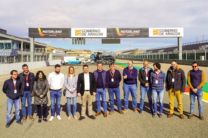 Representantes institucionales y responsables de la obra, en la pista de velocidad de Motorland.