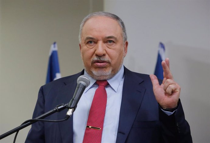 Archivo - TEL AVIV, May 30, 2019  Avigdor Lieberman, leader of Yisrael Beiteinu party, gestures during a press conference in Tel Aviv, Israel, May 30, 2019. The Israeli parliament, the Knesset, approved Wednesday night a law for its dissolution, less than