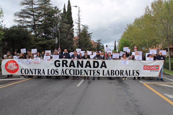 Concentración de UGT y CCOO tras la muerte por paro cardíaco de un trabajador de la hostelería en Granada