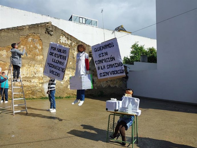 Maniquíes sanitarios, en la 'Quema del Judas' de Aznalcóllar.