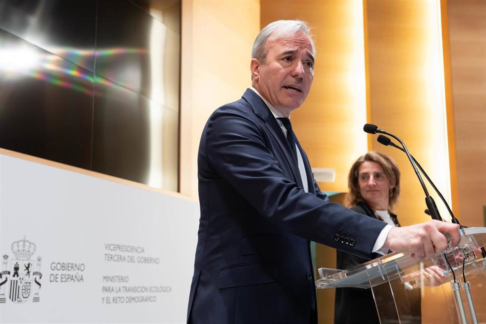 El presidente del Gobierno de Aragón, Jorge Azcón, comparece junto a la vicepresidenta tercera ministra para la Transición Ecológica y Reto Demográfico,Teresa Ribera.