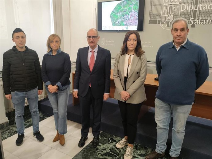 El presidente de la Diputación de Salamanca, Javier Iglesias (c), junto a la diputada Pilar Sánchez, a su derecha, y representantes de algunos de los municipios beneficiarios
