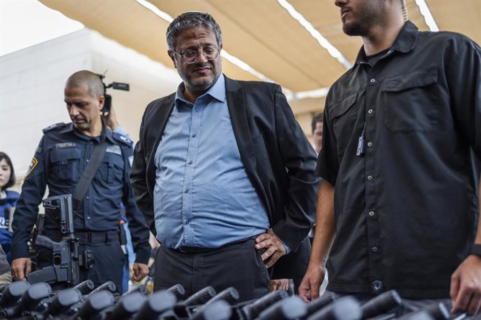 Archivo - FILED - 27 October 2023, Israel, Ashkelon: Israel's National Security Minister Itamar Ben-Gvir (C) attends an inauguration ceremony of the new civilian guard unit and handing out M5 automatic assault rifles. Ben-Gvir has sharply criticized a p