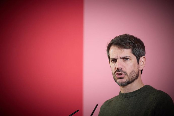 El portavoz de Sumar, Ernest Urtasun, durante una rueda de prensa, en el Espacio Rastro, a 25 de marzo de 2024, en Madrid (España). 