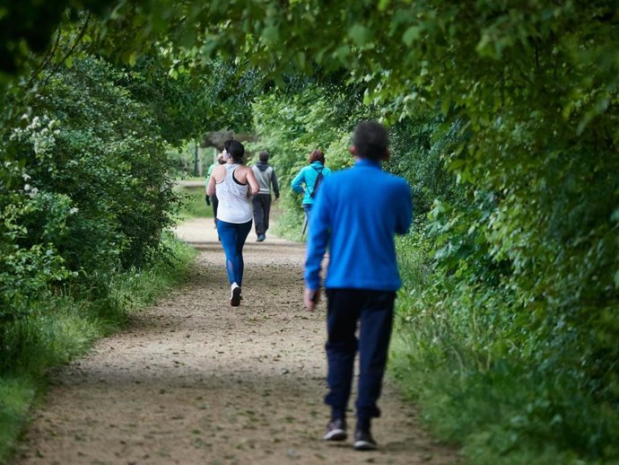 Archivo - Varias personas pasean y hacen deporte por la vuelta de Aranzadi.