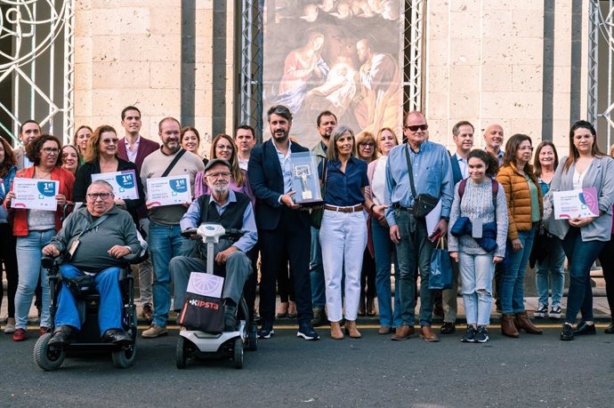 Archivo - Imagen de archivo del alcalde de La Laguna, Luis Yeray Gutiérrez, sosteniendo el primer premio de los Access City Award, otra distinción de la propia Unión Europea