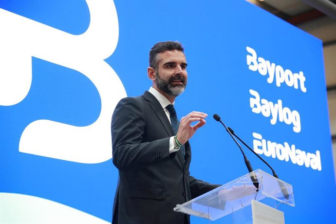 El consejero de Sostenibilidad, Medio Ambiente y Economía Azul, Ramón Fernández-Pacheco, interviene durante su visita a Bayport, en El Puerto de Santa María. 