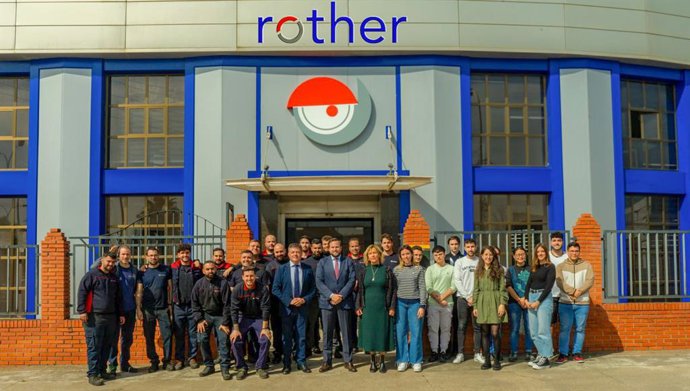 Agustín López (centro), ante las instalaciones de la empresa Rother Industries & Technology.