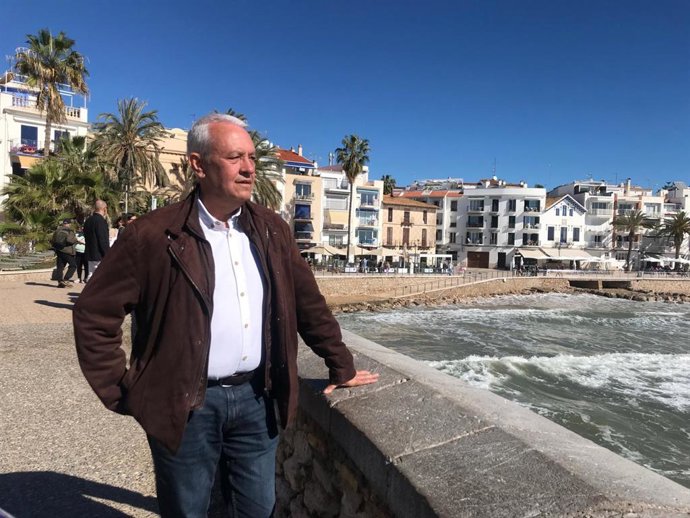 El secretario general del PP de Catalunya, Santi Rodríguez, en la playa de Sitges (Barcelona)