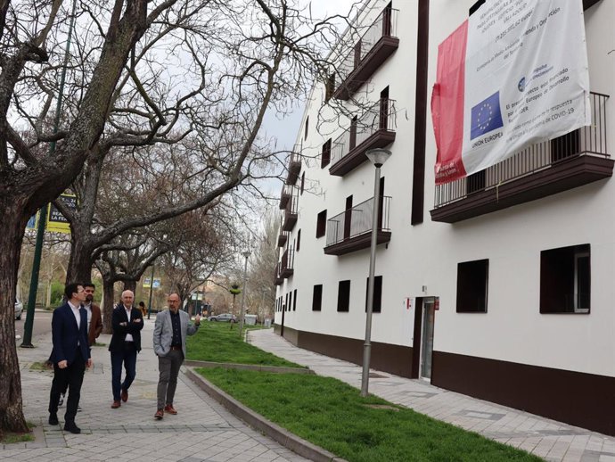 Visita de concejales del PSOE al edificio de viviendas para jóvenes en alquiler en Puente Colgante.