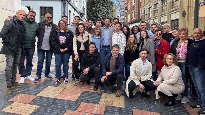 Miembros del PP participan en la Comida en la Calle de Avilés.