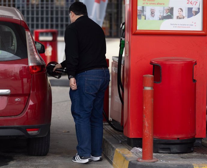 Archivo - Una persona reposta en una gasolinera, a 2 de enero de 2024, en Madrid (España). 