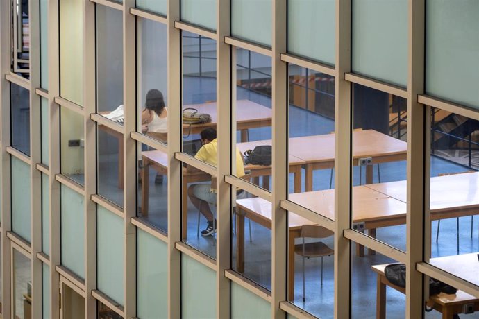 Archivo - Estudiantes en una biblioteca.