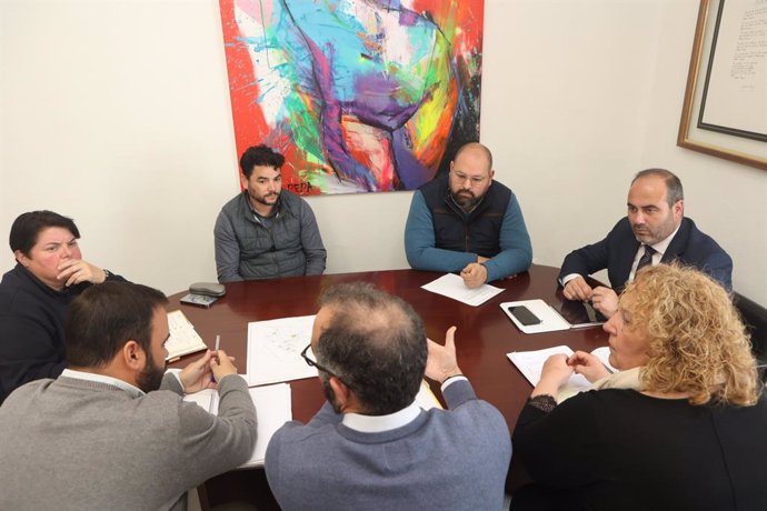 Bello y Aragón en la reunión sobre carreteras provinciales en Conil.