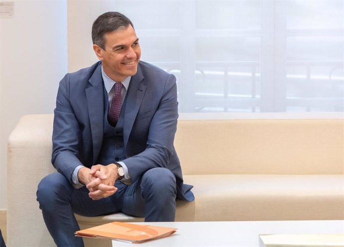 El presidente del Gobierno, Pedro Sánchez, durante su encuentro con el expresidente de la República de Costa Rica Carlos Alvarado, en el Complejo de la Moncloa