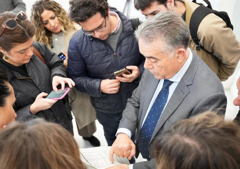 El alcalde de Almonte, Francisco Bella (c), muestra a los periodistas un documento con la información del reparto de los fondos tras la reunión con los 14 ayuntamientos del entorno de Doñana para tratar el reparto de fondos.