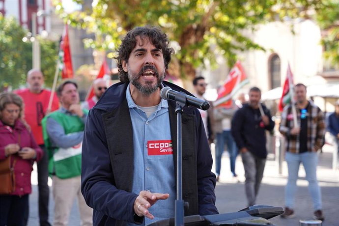 Archivo - El secretario general de CCOO Sevilla, Carlos Aristu, en una concentración sindical, en foto de archivo.