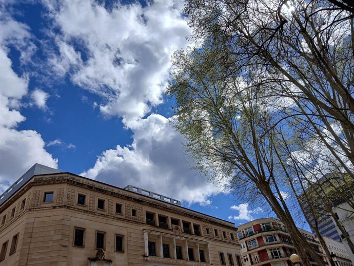 Cielo con nubes y claros en Bilbao.