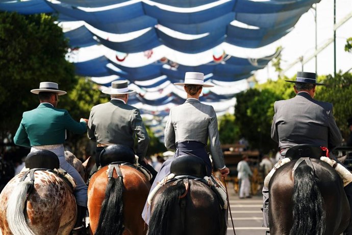 Archivo - Caballistas y coches de caballos en la Feria de Málaga 