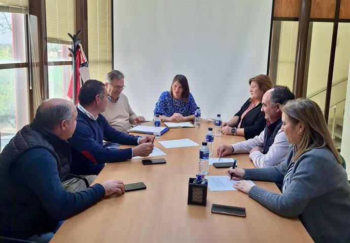 Araceli Cabello (centro) en su encuentro con el Grupo Dehesas Cordobesas.