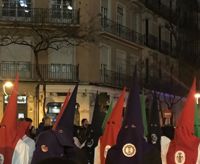 Cofrades con capirotes de varios colores