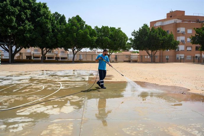 Archivo - Un operario limpia un colegio de la capital