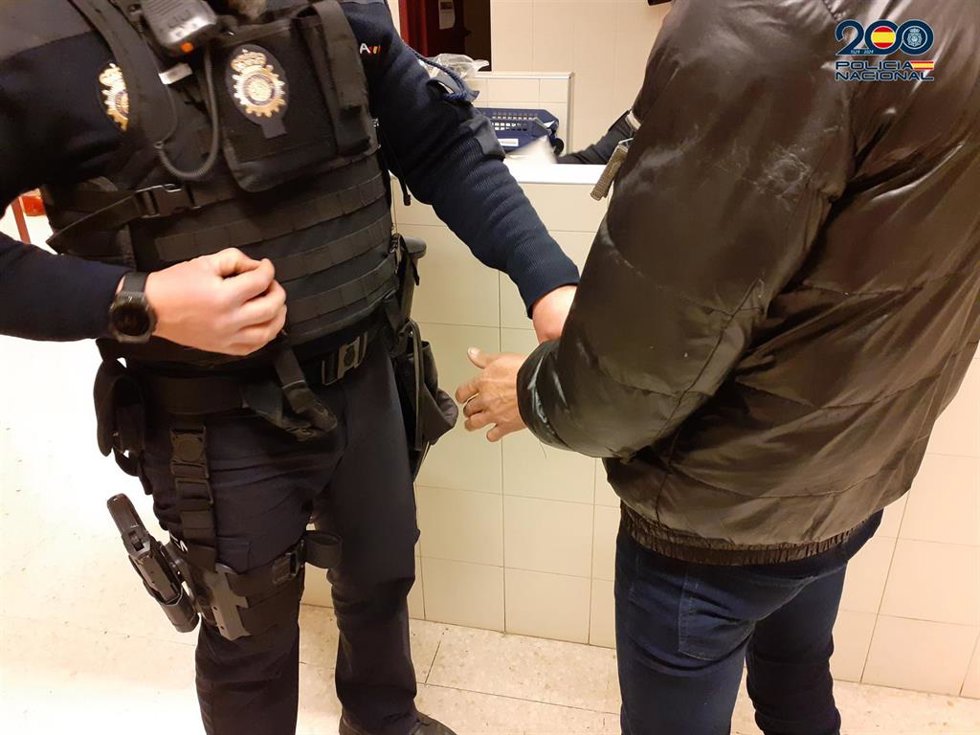 Archivo - Detenido custodiado por la Policía Nacional