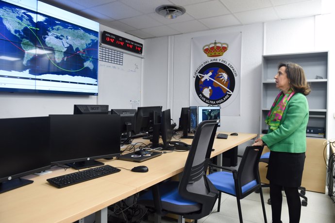 La ministra de Defensa, Margarita Robles, durante su visita al   Centro de Operaciones de Vigilancia Espacial (COVE), del Ejército del Aire y del Espacio, en la Base Aérea de Torrejón, a 1 de abril de 2024, en Torrejón de Ardoz, Madrid (España).