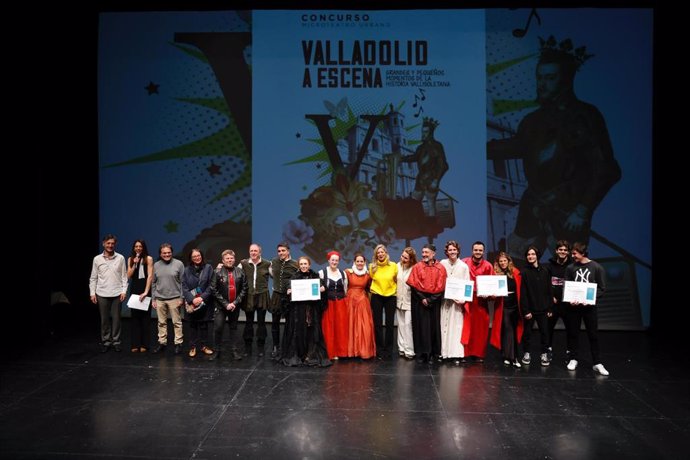 Foto de familia de la entrega de premios del Concurso de Microteatro Urbano 'Valladolid a escena'.