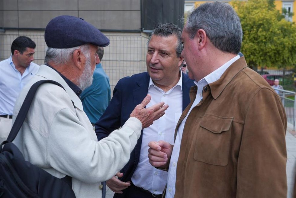 El senador y secretario general del PSOE de Andalucía, Juan Espadas (d), acompañado del presidente de la Diputación de Sevilla Javier Fernández (c) dialoga con el expolítico Antonio Rodrigo Torrjos (i) en una foto de archivo.