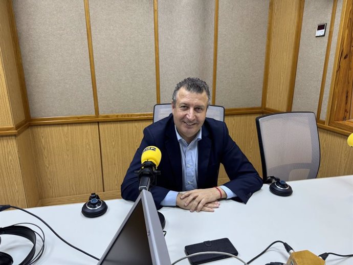 El presidente de la Diputación, Javier Fernández, en los estudios de la cadena SER Andalucía.