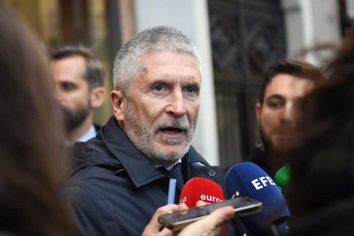 El ministro del Interior, Fernando Grande-Marlaska, a su llegada a la presentación de la nueva edición del libro de Antonio Utrera ‘Los días jueves’, en la librería Antonio Machado, a 1 de abril de 2024, en Madrid (España).