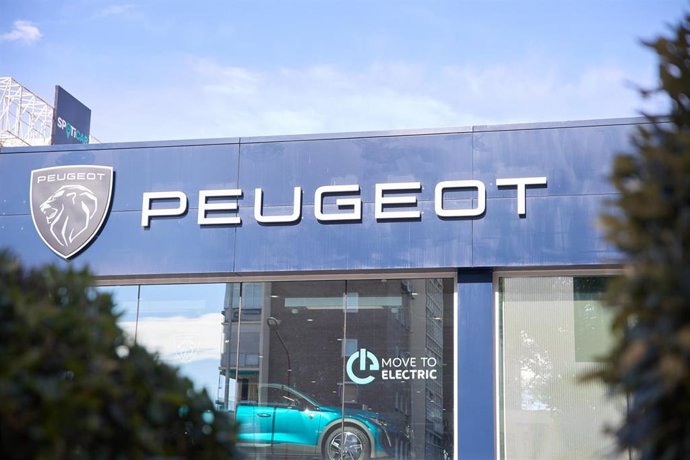 Archivo - Un concesionario de la marca de coches Peugeot, a 18 de agosto de 2023, en Madrid (España). 