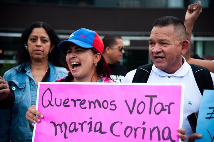 Archivo - Manifestantes a favor de la candidatura presidencial de la opositora venezolana María Corina Machado