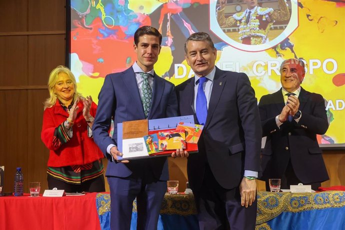 Antonio Sanz entrega el galardón a la mejor faena de los III Premios Taurinos Provinciales 2023 al torero Daniel Crespo.