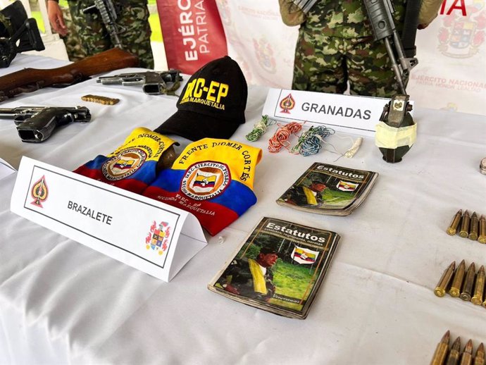 Brazaletes, armas y documentación incautadas a guerrilleros de la Segunda Marquetalia de las FARC